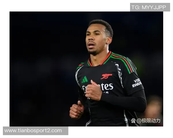 克里斯托弗诺兰现身酋长球场身披阿森纳围巾引发球迷热议