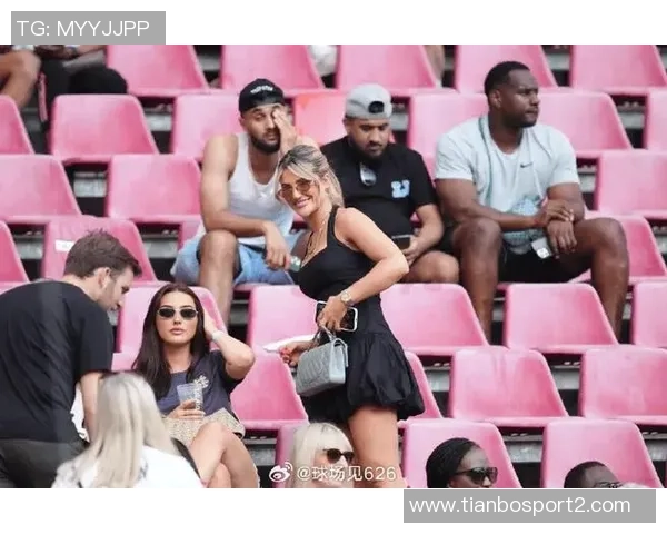 英格兰太太团成员归来加拉格尔模特女友分享生活点滴感慨万千