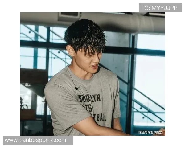 曾凡博突破遭遇压力险些失误及时回传队友化解危机